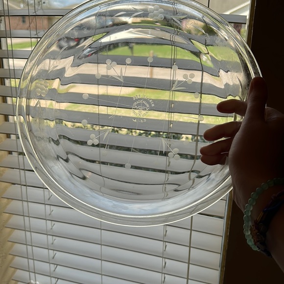 Vintage Pyrex Deep Dish Pie Plate with Rare Berry Etched Design and Cutting Grid - Picture 2 of 4